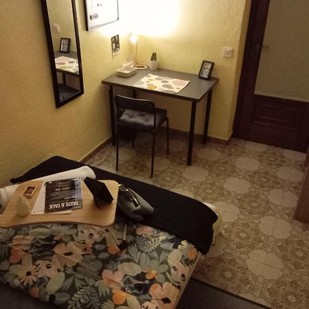 Gemuetliches Zimmer "Gold" Fuer 2 Personen Und Katzenliebhaber Валенсия Екстериор снимка